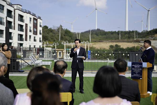 김광열 영덕군수가 발달장애인들의 현대미술 레플리카 전시회 '세상의 조각' 오픈식에서 축사를 하고 있다. ⓒ영덕군 제공