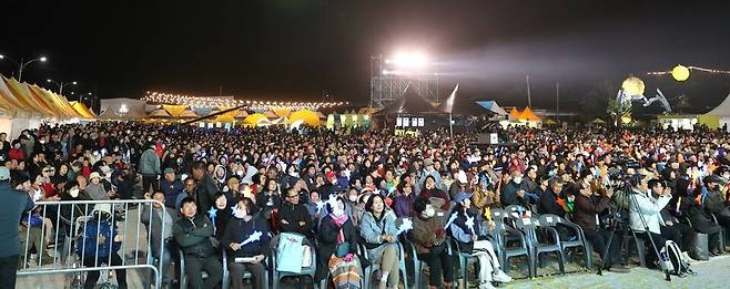지난 6일 개막한 고흥유자축제장에 수 많은 안파가 몰려들어 화려한 개막식을 함께 하고 있다. ⓒ고흥군 