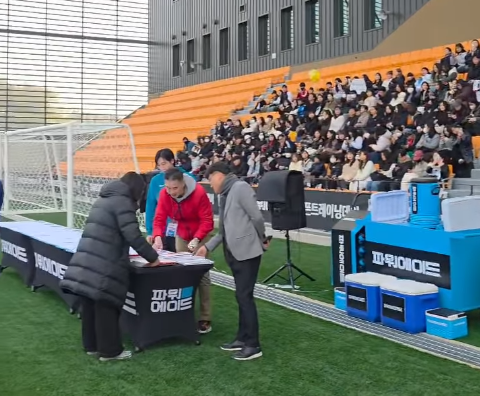 축구팬들이 11일 충남 천안 대한민국축구종합센터 메인스타디움에서 열린 11월 대표팀 소집 훈련에서 열렬한 응원을 보내고 있다. 이날 훈련은 팬들에게 처음으로 센터를 선보이는 오픈트레이닝을 겸해 열린 까닭에 뜨거운 분위기 속에 막을 내렸다. 사진출처│대한축구협회 인스타그램 캡쳐