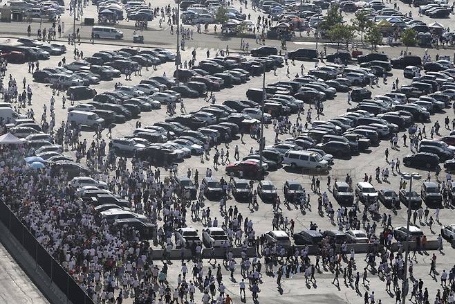 지난 7월 미국 뉴저지 이스트러더퍼드 메트라이프 스타디움에서 열린 클럽월드컵 준결승 파리 생제르맹-레알 마드리드 경기 후 경기장을 떠나는 팬들. 게티이미지코리아