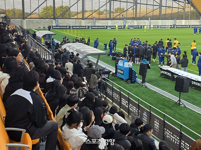 축구팬들이 11일 천안의 대한민국 축구종합센터 메인스타디움에서 진행된 오픈 트레이닝에서 선수들이 땀흘리는 모습을 지켜보고 있다. 천안 | 황민국 기자