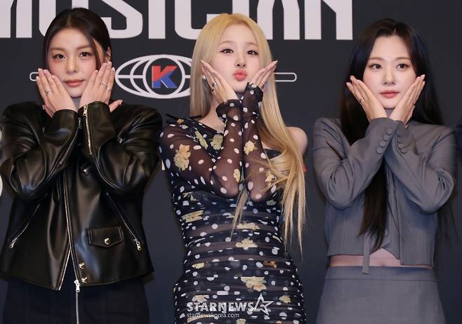 에일리, 벨, 안지영이 12일 오후 서울 양천구 목동 SBS에서 진행된 오디션 예능 '베일드 뮤지션' 제작발표회에 참석해 포즈를 취하고 있다. /2025.11.12 /사진=이동훈 photoguy@