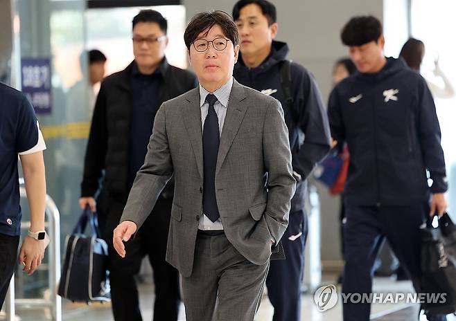 도쿄돔 향하는 류지현 감독 (서울=연합뉴스) 이동해 기자 = 류지현 한국야구대표팀 감독이 12일 서울 강서구 김포국제공항을 통해 일본 도쿄로 출국하고 있다.
야구대표팀은 오는 15일과 16일 일본 도쿄돔에서 일본 대표팀과 평가전을 치를 예정이다. 2025.11.12 eastsea@yna.co.kr