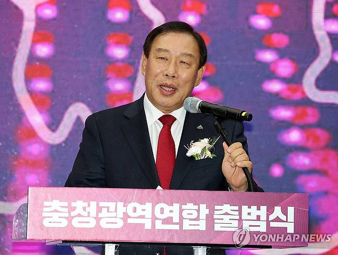 충청광역연합, 축사하는 최민호 세종시장 (세종=연합뉴스) 배재만 기자 = 18일 세종시 정부세종컨벤션센터에서 열린 대전·세종·충북·충남 등 충청권 4개 시도로 구성된 특별지방자치단체인 '충청광역연합' 출범식에서 최민호 세종시장이 축사하고 있다. 2024.12.18 scoop@yna.co.kr