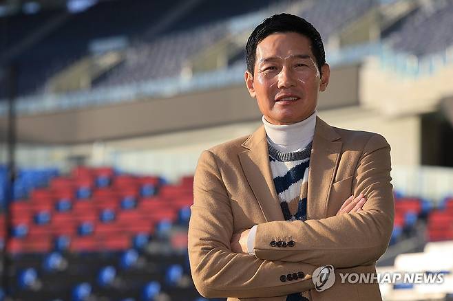 통합우승 이끈 LG트윈스 염경엽 감독 (서울=연합뉴스) 최재구 기자 = LG 트윈스를 통합우승으로 이끈 사령탑 염경엽 감독이 12일 서울 잠실야구장에서 연합뉴스와 인터뷰에 앞서 사진 포즈를 취하고 있다. 2025.11.12 jjaeck9@yna.co.kr