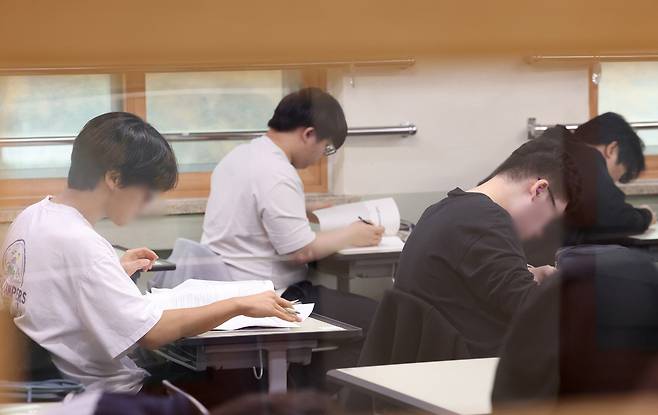 ▲ 2026학년도 대학수학능력시험일인 13일 오전 경기도교육청 제30지구 제17시험장인 수원시 영통구 효원고등학교에서 수험생들이 시험 준비를 하고 있다. /사진제공=경기사진공동취재단