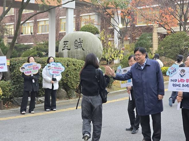 도성훈 인천시교육감이 연수여고에서 수험생과 응원을 나누고 있다. <사진=김민지 기자>