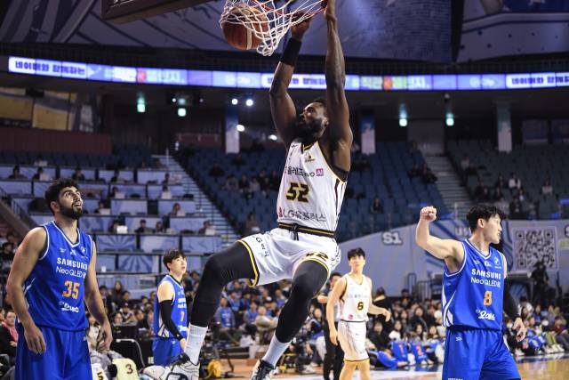 창원 LG 세이커스 마이클 에릭이 지난 12일 서울 삼성 썬더스와의 경기에서 덩크슛을 하고 있다./KBL/