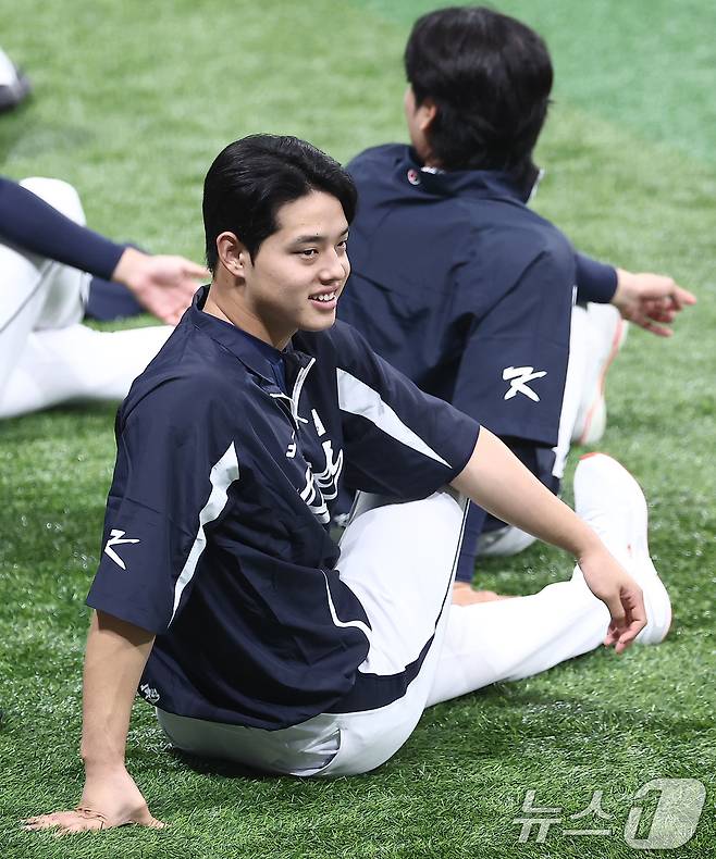 야구대표팀 문동주가 7일 서울 고척스카이돔에서 스트레칭을 하고 있다. 류지현 감독이 이끄는 대표팀은 오는 15,16일에 일본과의 평가전 경기를 치를 예정이다. 2025.11.7/뉴스1 ⓒ News1 김성진 기자