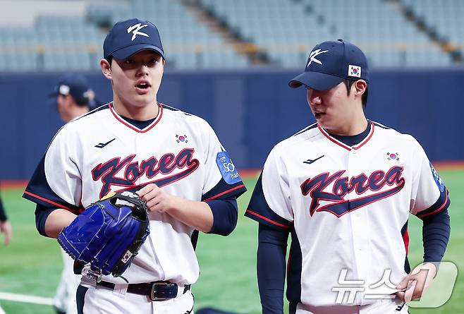 야구대표팀 문동주(왼쪽)와 원태인이 4일 서울 고척스카이돔에서 훈련을 하고 있다. 류지현 감독이 이끄는 대표팀은 오는 15,16일에 일본과의 평가전 경기를 치를 예정이다. 2025.11.4/뉴스1 ⓒ News1 김성진 기자