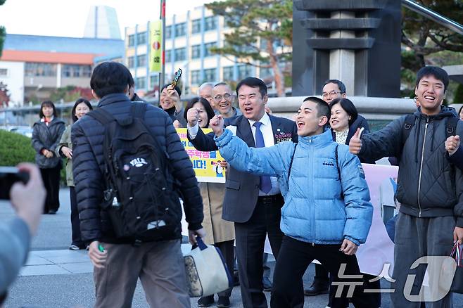2026학년도 대학수학능력시험일인 13일 오전 광주시 교육청 26지구 제21시험장인 광주 서석고등학교에서 이정선 교육감이 한 수험생이 친구를 응원하고 있다. 2025.11.13/뉴스1 ⓒ News1 이승현 기자