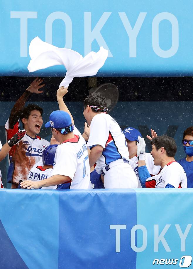 박해민이 7일 오후 일본 요코하마 스타디움에서 열린 '2020 도쿄올림픽' 대한민국과 도미니카공화국의 경기에서 5회말 1사 3루 상황, 상대 투수 폭투때 홈인한 후 동료 선수들의 축하를 받고 있다. 2021.8.7/뉴스1 ⓒ News1 이재명 기자