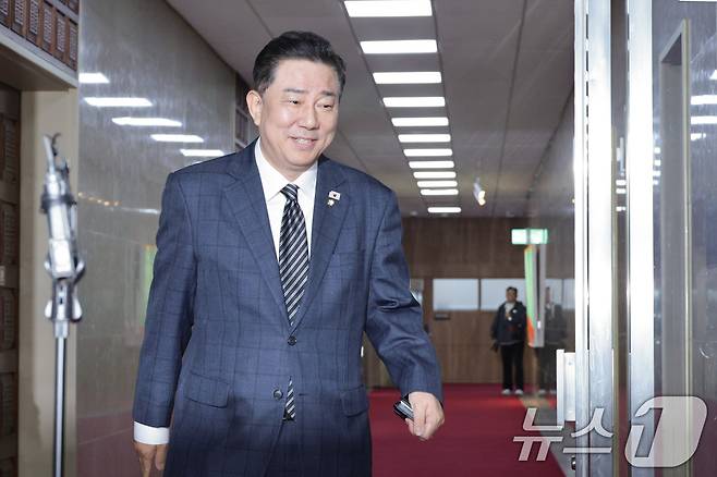 김병기 더불어민주당 원내대표가 13일 서울 여의도 국회에서 국회의장 주재 여야 원내대표 회동을 마친 후 의장실을 나서고 있다. 2025.11.13/뉴스1 ⓒ News1 신웅수 기자