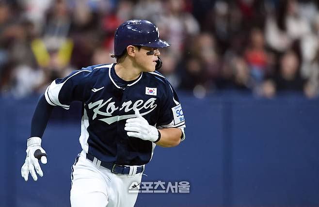 대한민국 야구 대표팀 김도영이 2일 서울 고척스카이돔에서 열린 쿠바와 2차 평가전 7회초 무사 쿠바 투수 레예스를 상대로 안타를 치고 베이스 러닝을 하고 있다. 고척 | 박진업 기자 upandup@sportsseoul.com