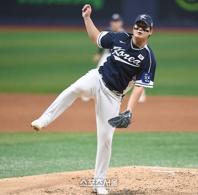 김서현이 9일 서울 고척 스카이돔에서 열린 ‘2025 K-베이스볼 시리즈’ 체코와 2차전 경기에서 역투하고 있다. 고척 | 최승섭기자 thunder@sportsseoul.com