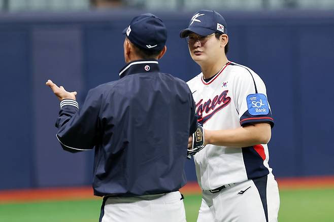 야구대표팀 김서현(오른쪽)이 11일 서울 고척스카이돔에서 열린 팀 훈련에서 코치와 대화를 나누고 있다. 사진 | 고척=연합뉴스