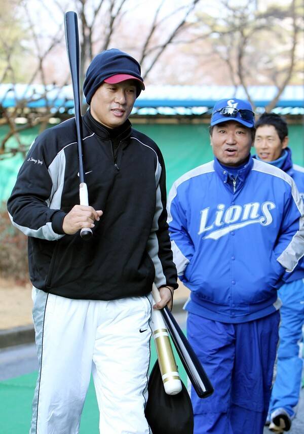 이승엽 코치(당시 NPB 요미우리 자이언츠 소속 선수)가 故 장효조 2군 감독과 즐겁게 이야기를 나누고 있다. /사진=삼성 라이온즈