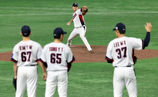 야구대표팀 정우주가 13일 일본 도쿄돔에서 열린 첫 훈련에서 마운드에 올라 투구하고 있다. 연합뉴스