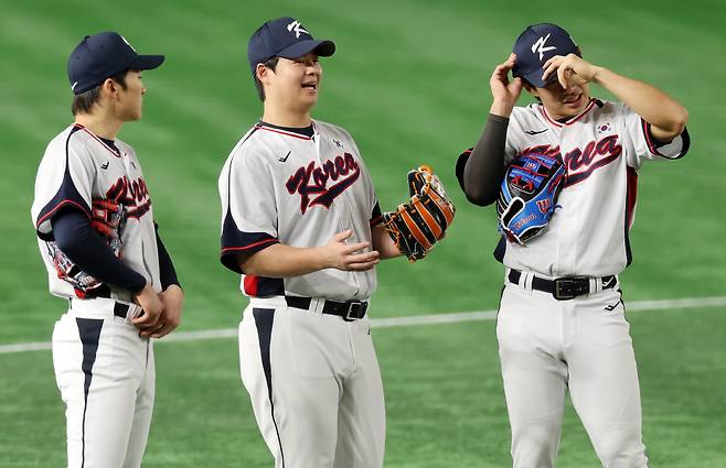 한국 야구대표팀 박해민(왼쪽부터), 노시환, 송성문이 13일 일본 도쿄돔에서 열린 첫 훈련에서 대화하고 있다. 연합뉴스