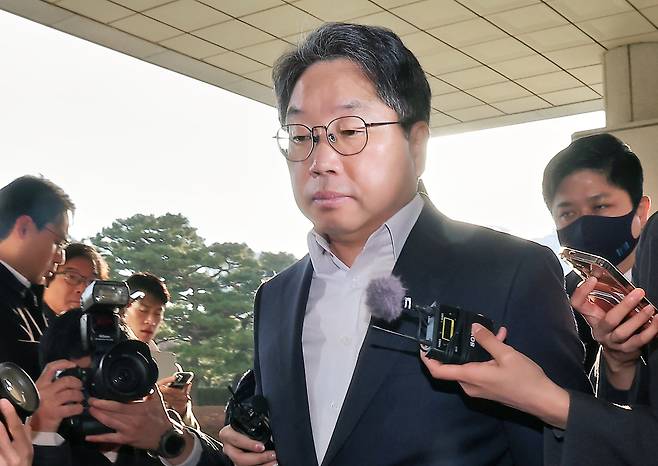 '대장동 항소 포기'로 검찰 내부에서 사퇴 압박을 받고 있는 노만석 검찰총장 직무대행이 12일 서울 서초구 대검찰청으로 출근하고 있다. 노 대행은 이날 오후 사의를 표명했다./뉴스1