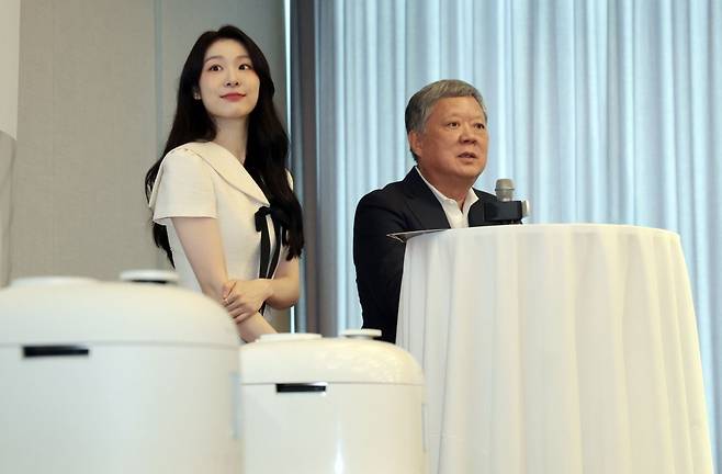 지난 8월 열린 '123 밥솥' 론칭 기자간담회에 박재순(오른쪽)쿠첸 대표와 모델 김연아(왼쪽)가 참석했다. /쿠첸