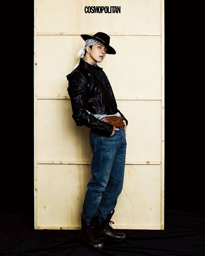 레더 재킷 Julius. 셔츠 John Varvatos. 데님 팬츠 Levi’s. 카우보이 해트 Golden Goose. 두건 Gila Archive. 벨트 백 Bell & Nouveau. 슈즈 Camper. 반지 스타일리스트 소장품.