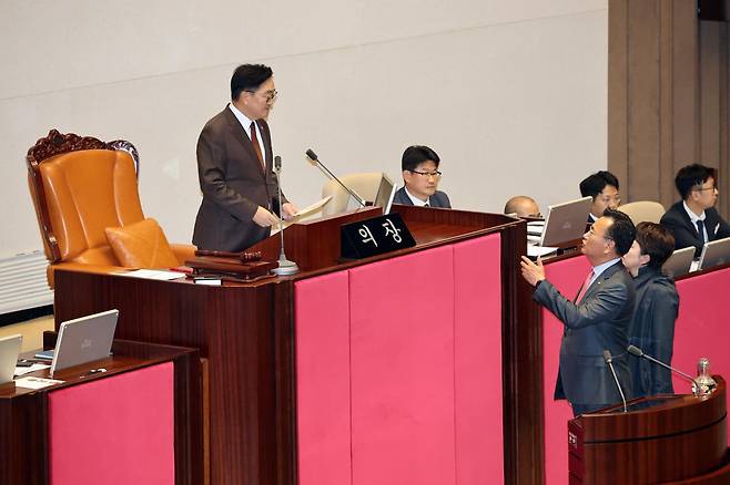 13일 서울 여의도 국회에서 열린 제429회국회(정기회) 12차 본회의에서 유상범, 김은혜 국민의힘 의원이 김윤덕 국토교통부 장관의 본회의 불참 등에 대해 항의하고 있다. 2025.11.13 뉴스1