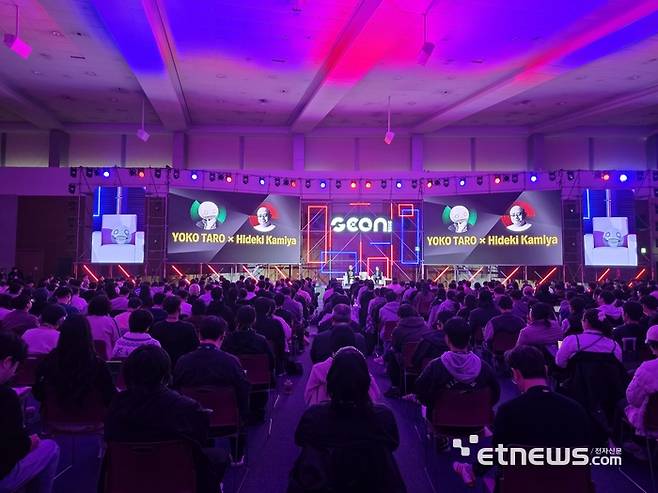 13일 부산 벡스코 컨벤션홀에서 진행된 G-CON 2025 첫 세션에서 '니어 오토마타' 요코 타로 감독과 '베요네타' 히데키 카미야 디렉터가 대담을 나누고 있다.