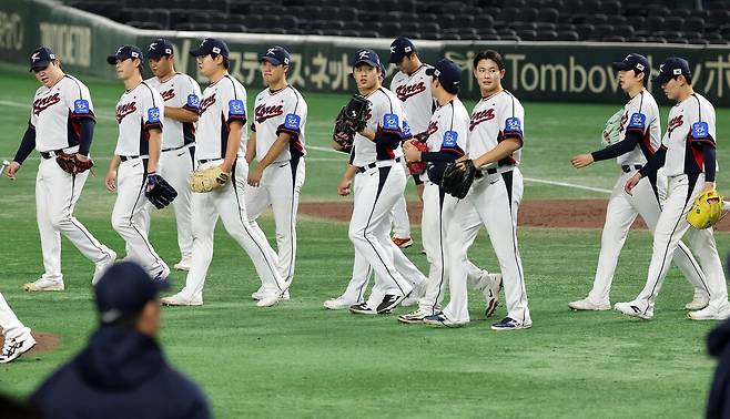 한국 야구대표팀 투수조가 13일 일본 도쿄돔에서 첫 훈련을 마친 뒤 이동하고 있다. 도쿄/연합뉴스