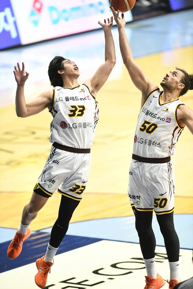 칼 타마요(왼쪽)와 아셈 마레이. 사진=KBL