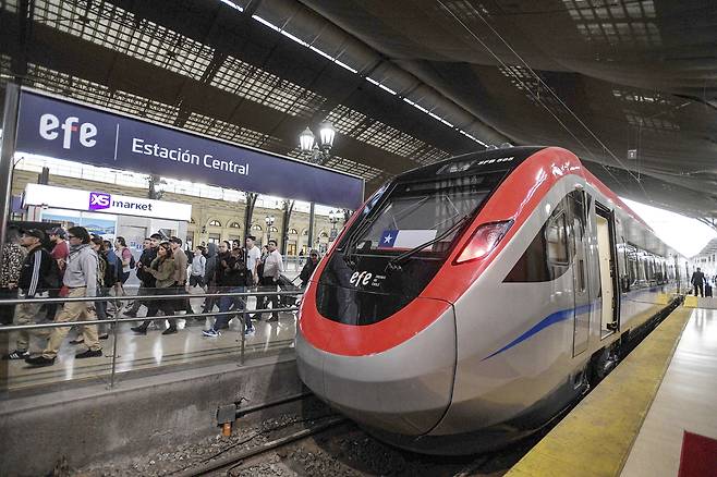 중국의 대형 열차 제작사인 중국중차(CRRC)의 전기·내연 이중 동력 열차. 신화=연합뉴스