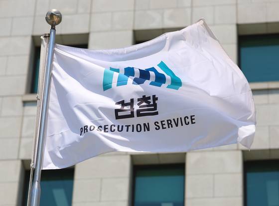 지난 7일 대장동 개발비리 사건 1심 판결에 대한 항소 포기 이후 일선 검찰청의 검사장들과 지청장, 부장검사, 평검사에 이르기까지 검찰 조직 전체에서 노만석 검찰총장 대행에 대한 사퇴 요구가 일었다. 연합뉴스