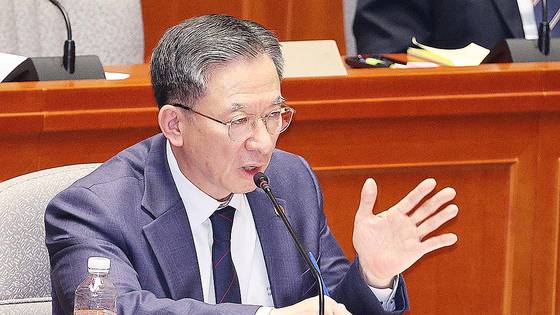 정성호 법무부 장관은 대장동 1심에 대한 항소 포기는 법무부의 지시가 아닌 대검찰청과 서울중앙지검이 논의한 결과라는 입장이다. 사진은 12일 국회 예산결산특별위원회 전체회의에 출석한 정 장관. 뉴스1