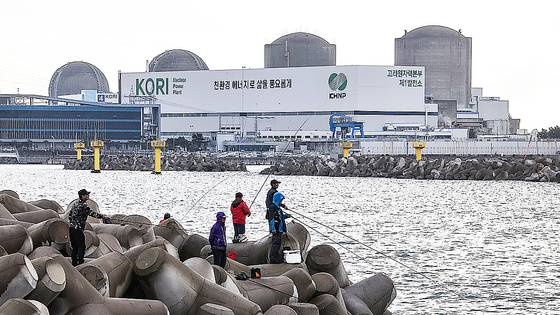 원자력안전위원회가 지난 9월과 10월 두 차례 전체회의를 열고 고리원전 2호기의 계속운전 여부를 재심의한다했지만 결론을 내지 못했다. 사진은 고리원전 2호기(오른쪽 두번째)와 영구 정지 8년 만인 지난 6월 해체가 결정된 고리원전 1호기(오른쪽) 모습. 송봉근 기자