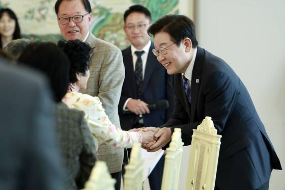 이재명 대통령이 13일 용산 대통령실에서 열린 민주화실천가족운동협의회 초청 오찬 간담회에서 참석자들과 인사하고 있다. 연합뉴스