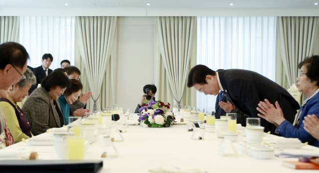 ▲ 이재명 대통령이 13일 용산 대통령실에서 열린 민주화실천가족운동협의회 초청 오찬 간담회에서 참석자들에게 인사하고 있다. 연합뉴스