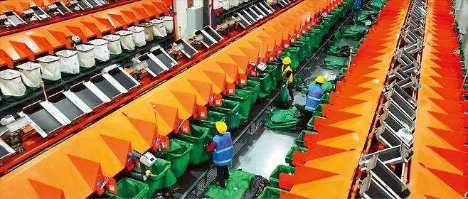 < 중국, 택배 컨베이어 벨트 ‘텅텅’ > 11일 중국 중부 후난성의 중국우정국 지점에서 직원들이 소포를 분류하고 있다. 중국 최대 쇼핑 축제인 광군제가 시작됐지만 예년보다 소포 물량이 줄어 한산한 모습이다. /신화연합뉴스