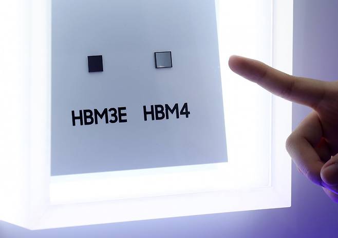 삼성전자의 HBM3E와 HBM4 실물. 사진=이솔 기자