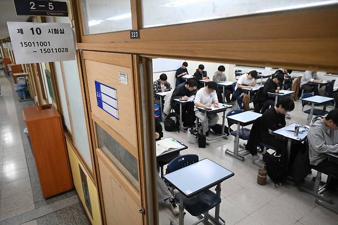 2026학년도 대학수학능력시험일인 13일 서울 종로구 경복고등학교에 마련된 고사장에서 수험생들이 시험 시작을 준비하고 있다. /사진=연합뉴스