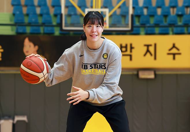한국 여자농구 에이스 박지수가 13일 충남 천안시 KB국민은행 천안연수원 농구 코트에서 포즈를 취하고 있다. 정지윤 선임기자