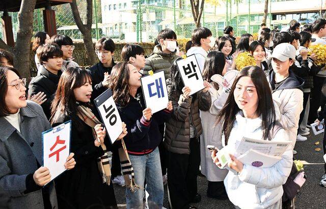 수험생들이 2026학년도 대학수학능력시험을 하루 앞둔 12일 후배들의 응원을 받으며 서울 은평구 은평고등학교를 나서고 있다. 올해 수능은 이례적으로 높은 출산율을 기록한 2007년 태어난 '황금돼지띠' 고3 학생과 재수생 등을 합쳐 55만4174명이 시험을 치른다. 권현구 기자