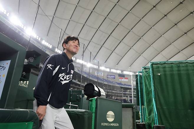 류지현 야구대표팀 감독이 13일 일본 도쿄돔에서 진행된 훈련에 앞서 그라운드로 향하고 있다. 연합뉴스