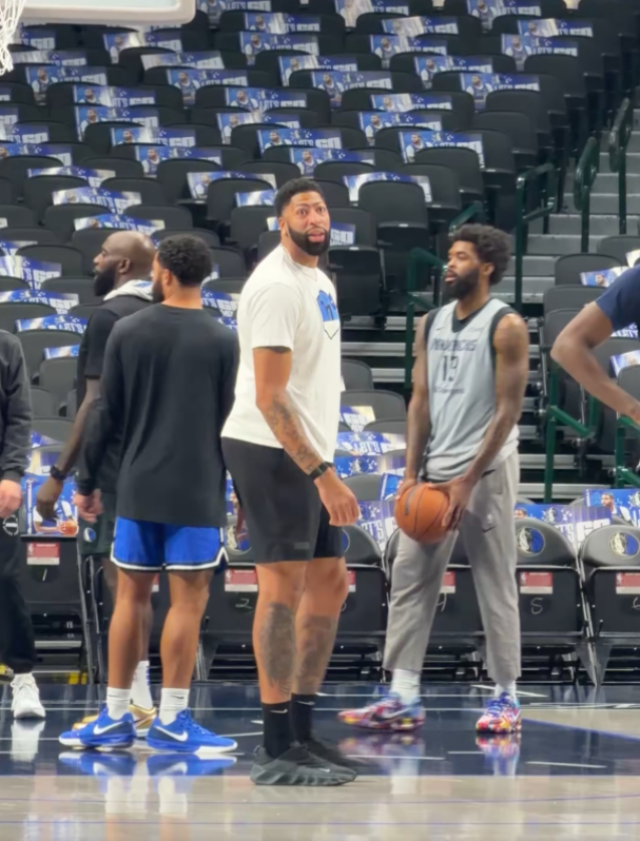 데이비스의 최근 훈련 모습, 그의 몸이 이상할 정도로 커져 있는 걸 알 수 있다. 일정 수준 벌크업한 건 이미 알려진 사실이지만 현재 모습은 충격적이다. 사진=X