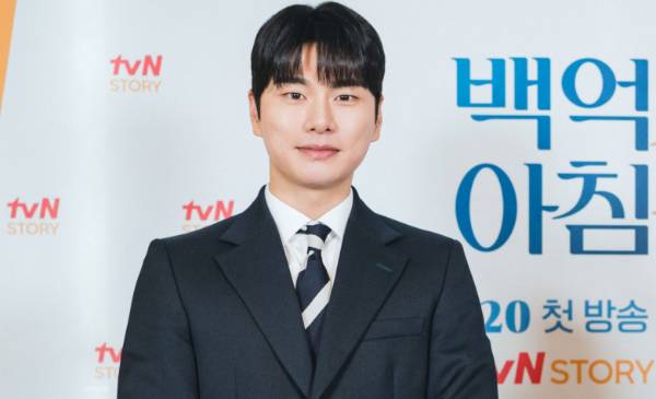 배우 이이경의 사생활을 폭로한 뒤 조작임을 시인한 여성이 또다시 폭로를 내놨다. 사진은 배우 이이경이 tvN STORY '백억짜리 아침식사' 기자간담회에 참석한 모습. /사진=스타뉴스(tvN STORY 제공)