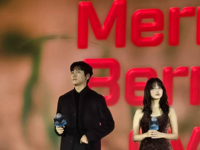 지창욱이 한일합작 로맨틱코미디 드라마 ‘메리 베리 러브’에 출연한다. 오는 16일 일본에서의 첫 촬영을 앞두고 있다. 13일(현지시간) 홍콩 디즈니랜드 호텔 컨퍼런스센터에서 열린 디즈니+ 오리지널 프리뷰 행사에 참석한 지창욱(왼쪽)과 일본 배우 이마다 미오. 이민경 기자