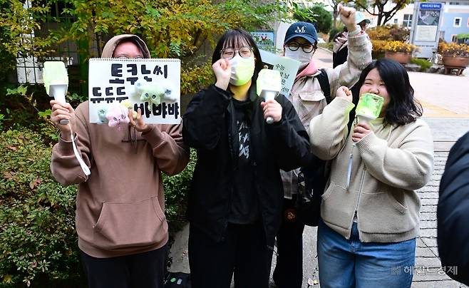 2026학년도 대학수학능력시험 당일인 13일 오전 서울 여의도 여의도여고 앞에서 한 수험생 친구들이 친구를 응원하며 파이팅을 하고 있다. 이상섭 기자