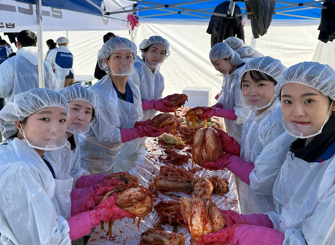 골프존그룹 대전 소재 임직원들이 12일 대전 유성구 사랑의 김장 나눔 봉사에 참여한 모습