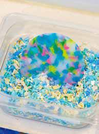 분쇄기 기계로 잘게 부숴진 병뚜껑.