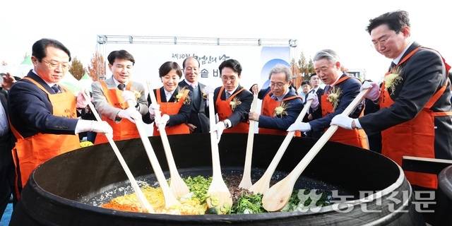 11일 강원 원주시 명륜동 ‘젊음의 광장’ 일원에서 열린 ‘제30회 농업인의 날’ 기념식에서 참석자들이 화합을 상징하는 8도 쌀 비빔밥 나눔 행사를 진행하고 있다. 왼쪽부터 문금주 더불어민주당 의원, 김진태 강원도지사, 송미령 농림축산식품부 장관, 김인식 한국농촌지도자원주시연합회장, 김민석 국무총리, 송기헌 민주당 의원, 강호동 농협중앙회장, 원강수 원주시장(왼쪽 사진). 원주=김병진 기자