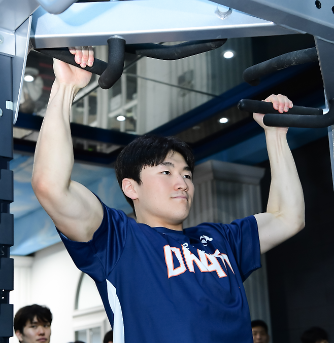 고려대 문유현이 지난달 16일 서울 강남구 KBL센터에서 열린 2025 신인드래프트 컴바인에서 턱걸이하고 있다. KBL 제공